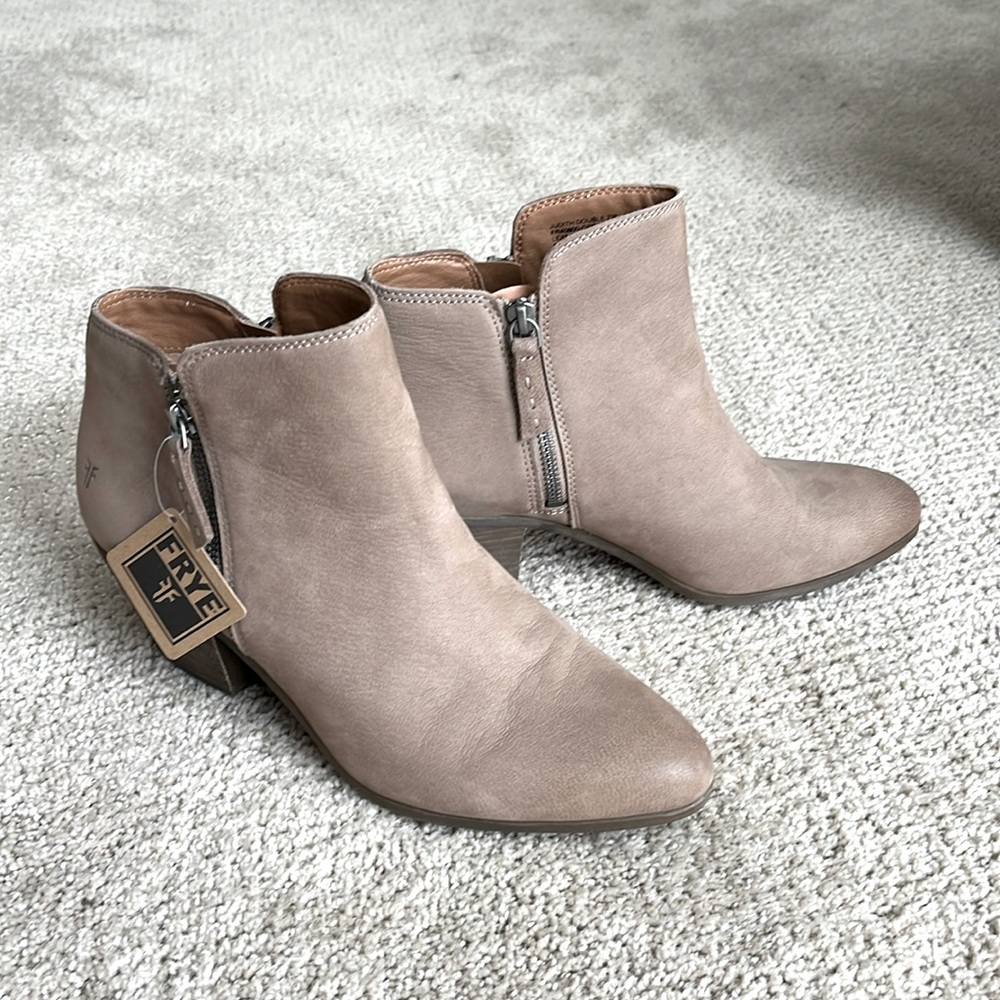 Frye Judith Zip Bootie leather ankle boot.. NWT, size 10